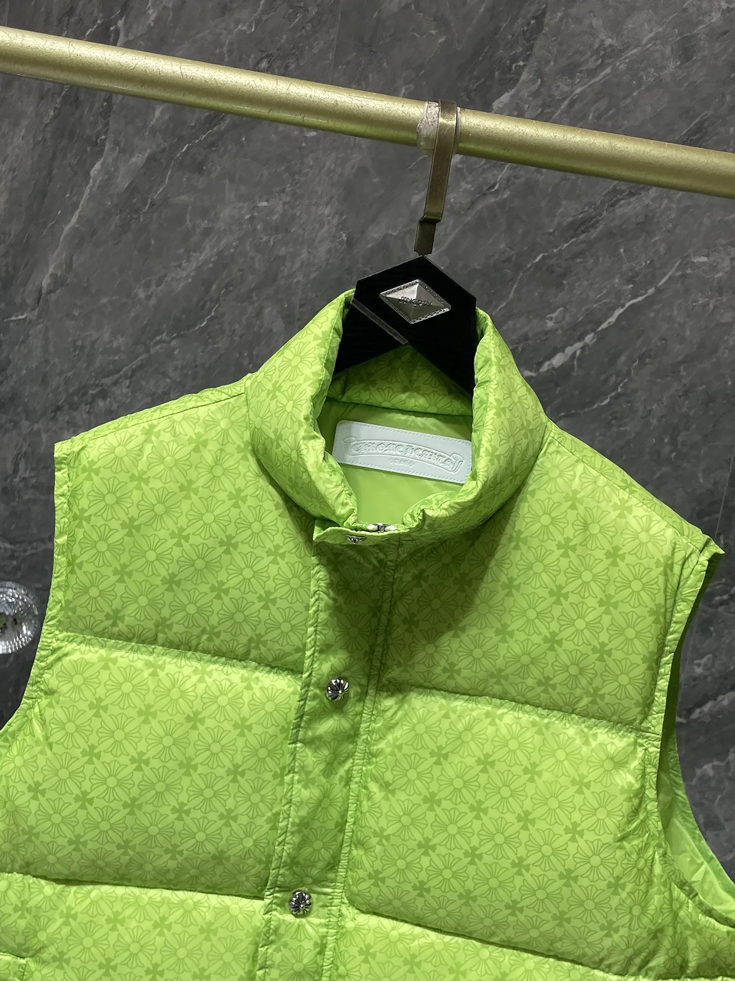 P636 Chrome Hearts ❄️Winter Down Jacket Series❄️ Chrome Hearts Dark Pattern Series Fluorescent Green Down Vest Available at counters simultaneously❤ The best Guangzhou Inspection National Standard 90 down on the market! ! The world’s highest fluffiness of 900D! ! High standard and sufficient down filling! ! Exterior windproof and waterproof dark pattern custom fabric, interior high-grade dark pattern lining fabric to prevent lint, original hardware molding, exquisite craftsmanship details, casual or formal wear ✨ slim fit and not bloated Recommended color: Customized dark pattern flower series Code number: S, M, L, XL